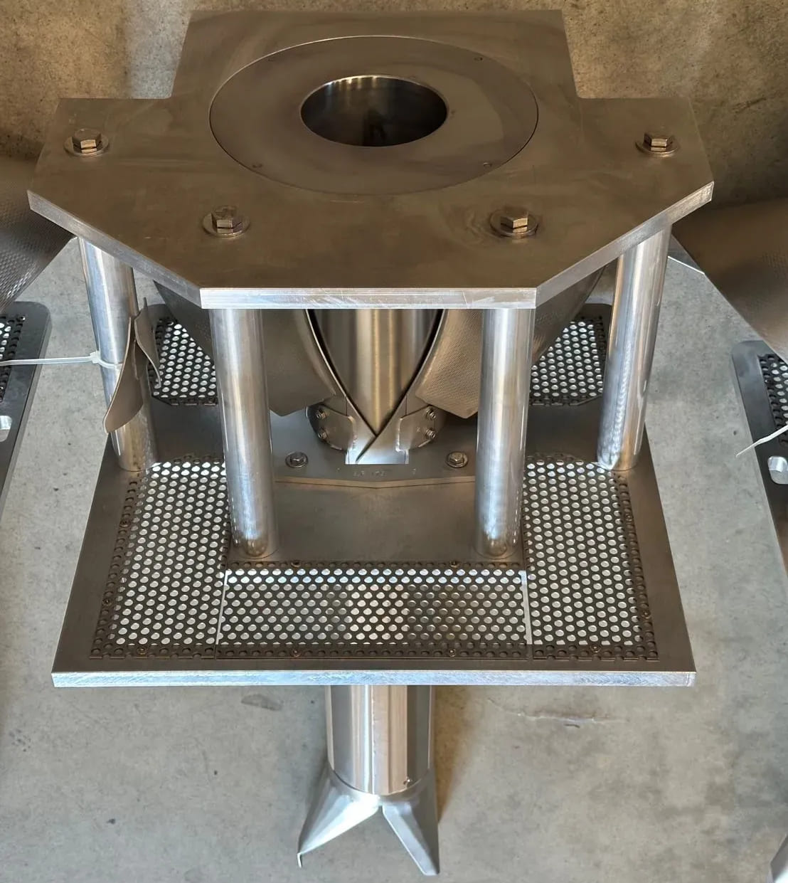 Tubo formatore in acciaio inox con piastra ottagonale imbullonata, colonne cilindriche e base in lamiera forata